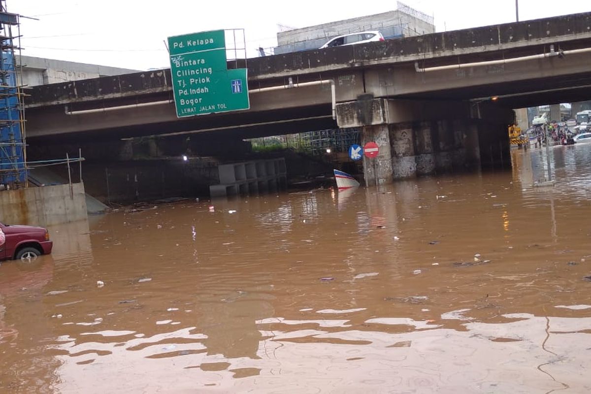 Jl K.H Noer Ali, tepatnya dibawah kolong Tol JORR terendam banjir setinggi 60 cm, Selasa (25/2/2020).