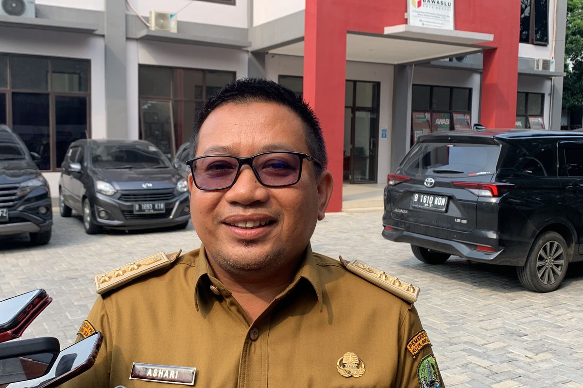 Camat Jatiasih Ashari saat ditemui usai pemeriksaan di Gedung Bawaslu Kota Bekasi, Selasa (9/1/2024). Ashari menjadi salah satu camat yang diperiksa mengenai foto pamer jersey nomor punggung 2.