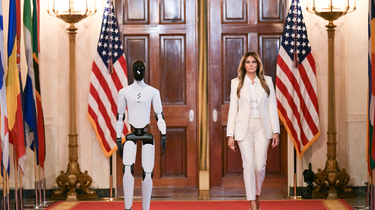 Momen Tak Biasa di Gedung Putih, Melania Trump Jalan Bareng Robot