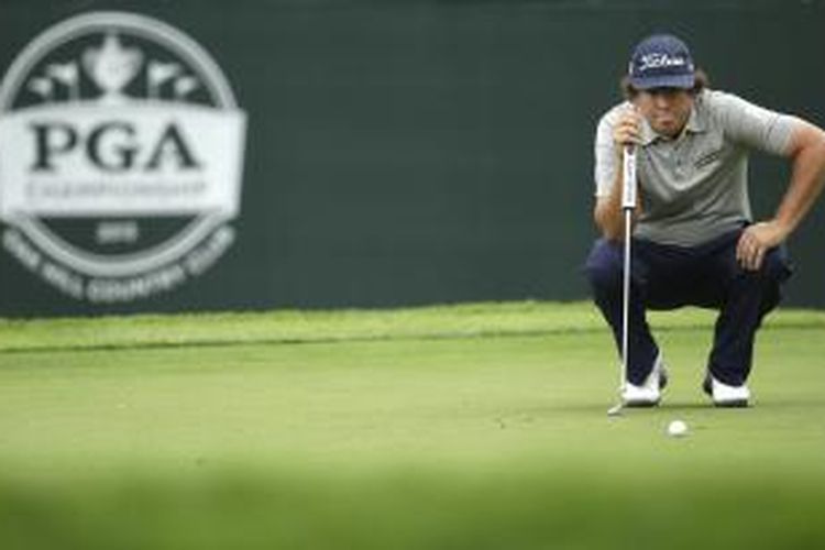 Pegolf Amerika Serikat, Jason Dufner, memperhatikan jalur menuju hole, sebelum memukul bola, pada putaran kedua PGA Championship, di Oak Hill Country Club, New York, Jumat (9/8/2013).