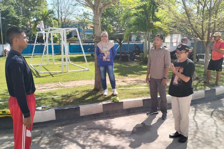 Dicky Ahiri saat mengikuti pembekalan di Dinas Pemuda dan Olahraga Provinsi Gorontalo. Ia digembleng untuk menjadi pemuda yang tangguh anggota Paskibraka Nasional yang mewakili Provinsi Gorontalo