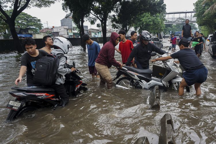 Berkendara Motor Aman Saat Hujan dan Lewati Genangan Air