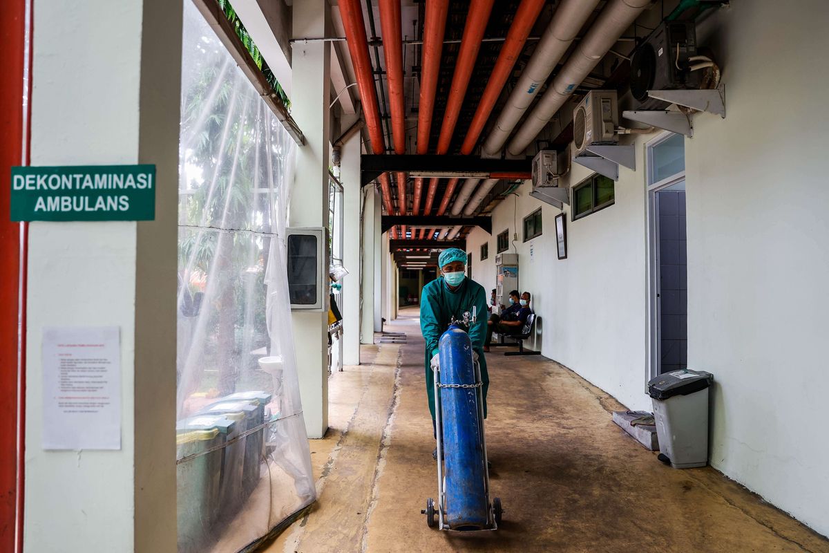 Petugas medis mendorong tabung oksigen ke tenda darurat di depan instalasi gawat darurat (IGD) Rumah Sakit Umum Daerah (RSUD) Cengkareng, Jakarta Barat, Kamis (24/6/2021). Meningkatnya kasus Covid-19 di ibu kota dalam beberapa hari terakhir mengakibatkan penuhnya tingkat keterisian kamar perawatan di rumah sakit tersebut sehingga sebagian pasien Covid-19 terpaksa menempati tenda darurat.