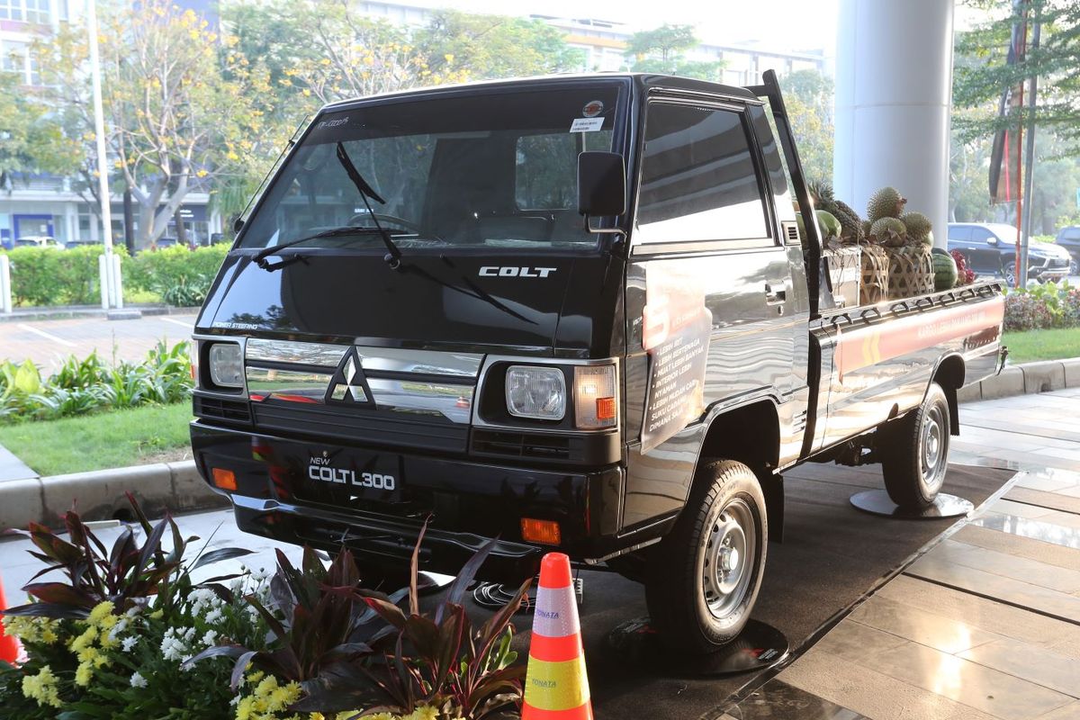 Mitsubishi New Colt L300 dipamerkan di Bekasi, Jawa Barat.