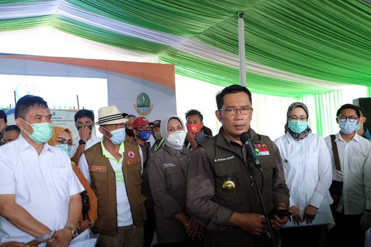 Gubernur Jawa Barat Ridwan Kamil saat meluncurkan Gerakan Aksi Nyata DAS Cilamaya di Bendung Barubug, Desa Situdam, Kecamatan Jatisari, Kabupaten Karawang, Rabu (4/11/2020).