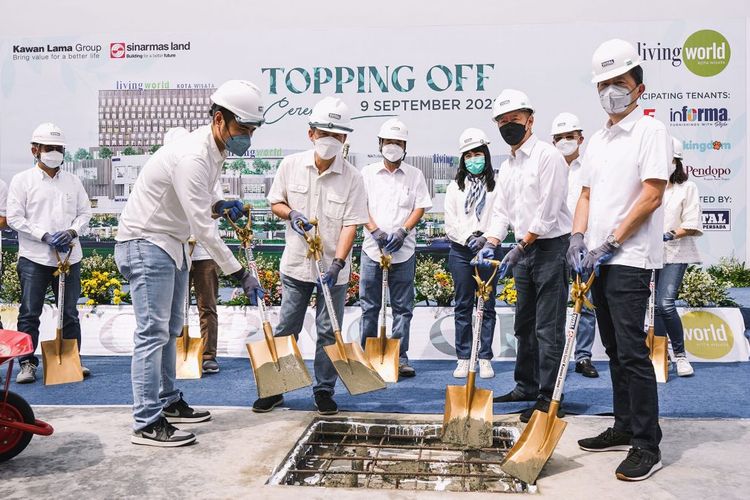 Kawan Lama Group dan Sinar Mas Land melalui joint venture company yakni PT Sahabat Kota Wisata melaksanakan topping off proyek Mall Living World Kota Wisata Cibubur.