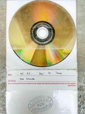 Kaset VCD dari tempat penyewaan kaset dengan pembungkusnya yang bertuliskan beberapa peringatan.