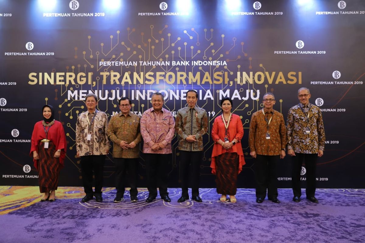 Presiden Joko Widodo berfoto bersama dengan Gubernur BI Perry Warjiyo dalam Pertemuan Tahunan BJ, di Jakarta, Kamis (28/11/2019).