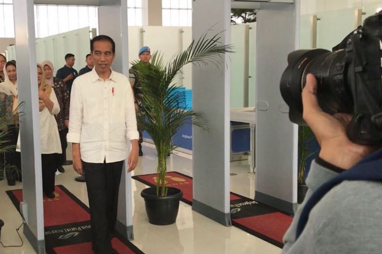Presiden Joko Widodo, Kamis (7/6/2018), saat meninjau terminal baru Bandar Udara Internasional Ahmad Yani, Semarang, Jawa Tengah. 