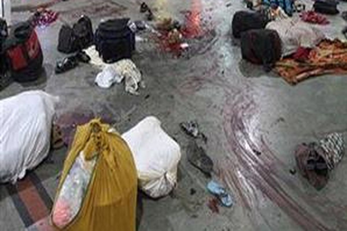 Sejumlah harta benda tercecer di stasiun kereta api Chattrapati Shivaji seusai berlangsung aksi penembakan teroris