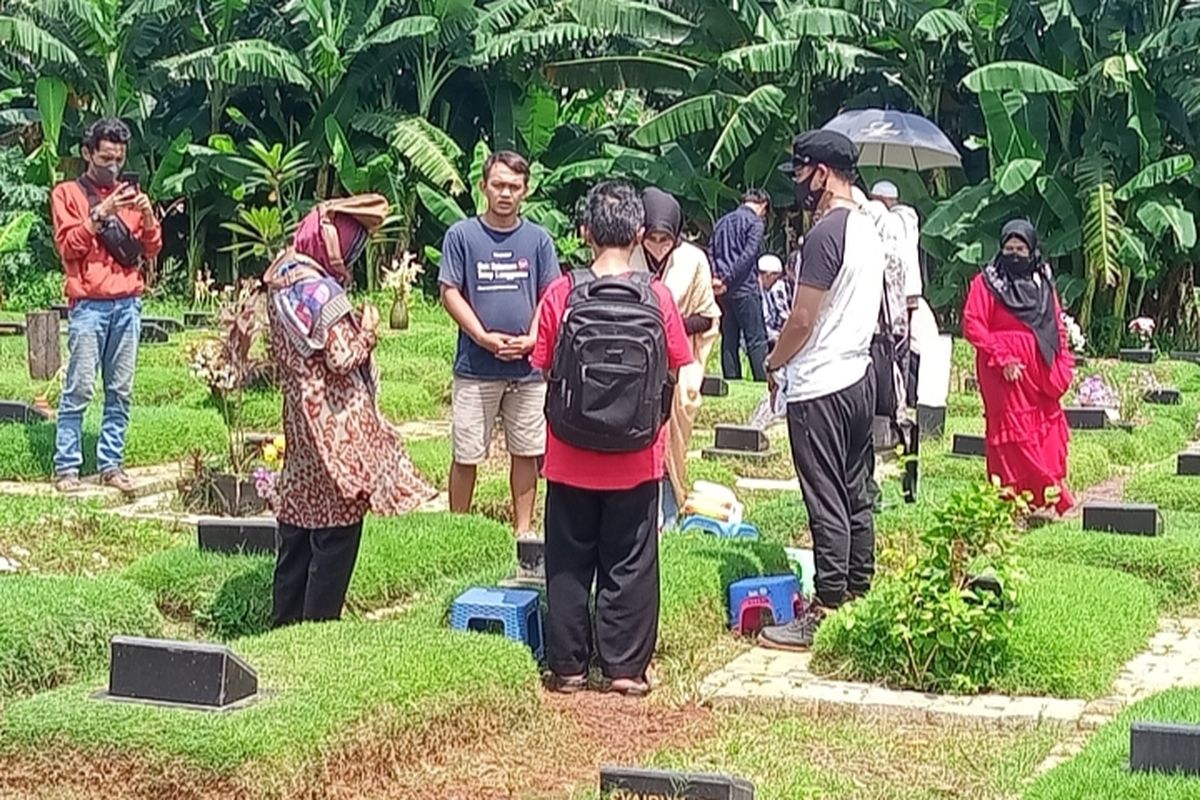 Suasana Peziarah di TPU Jombang Tangsel pada Kamis (5/5/2022)