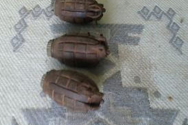 Tiga granat nanas aktif yang ditemukan seorang bocah di Kota Parepare, Sulawesi Selatan, saat bermain rumah kosong