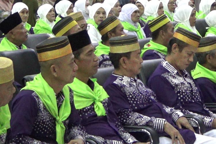 Pelepasan JCH Kota Palopo, Sulawesi Selatan berlangsung di Aula Ratona Kantor Wali Kota Palopo, para JCH kaum pria kompak mengenakan Songkok Bone, Kamis (30/5/2024)
