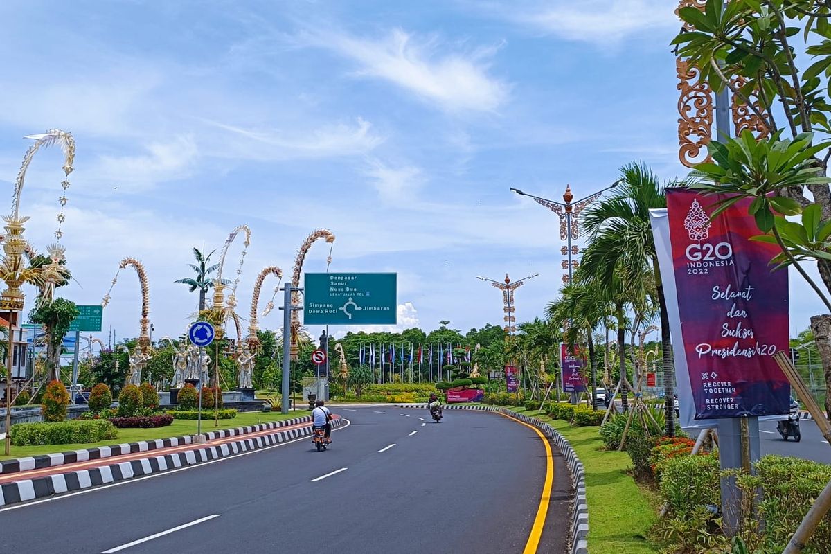 Suasana di Simpang Tugu Ngurah Rai, Kuta, Badung, setelah dipasang penjor menjelang puncak KTT G20 pada 15-16 November 2022. Kompas.com/ Yohanes Valdi Seriang Ginta