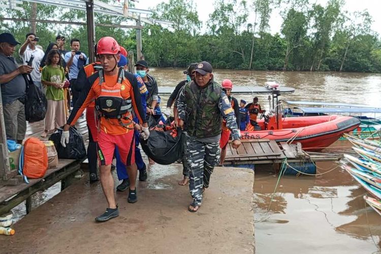 Evakuasi korban tenggelam dalam kecelakaan speedboat di Kabupaten Banyuasin, Sumatera Selatan. Dalam kecelakaan itu, dua penumpang tewas karena tenggelam.