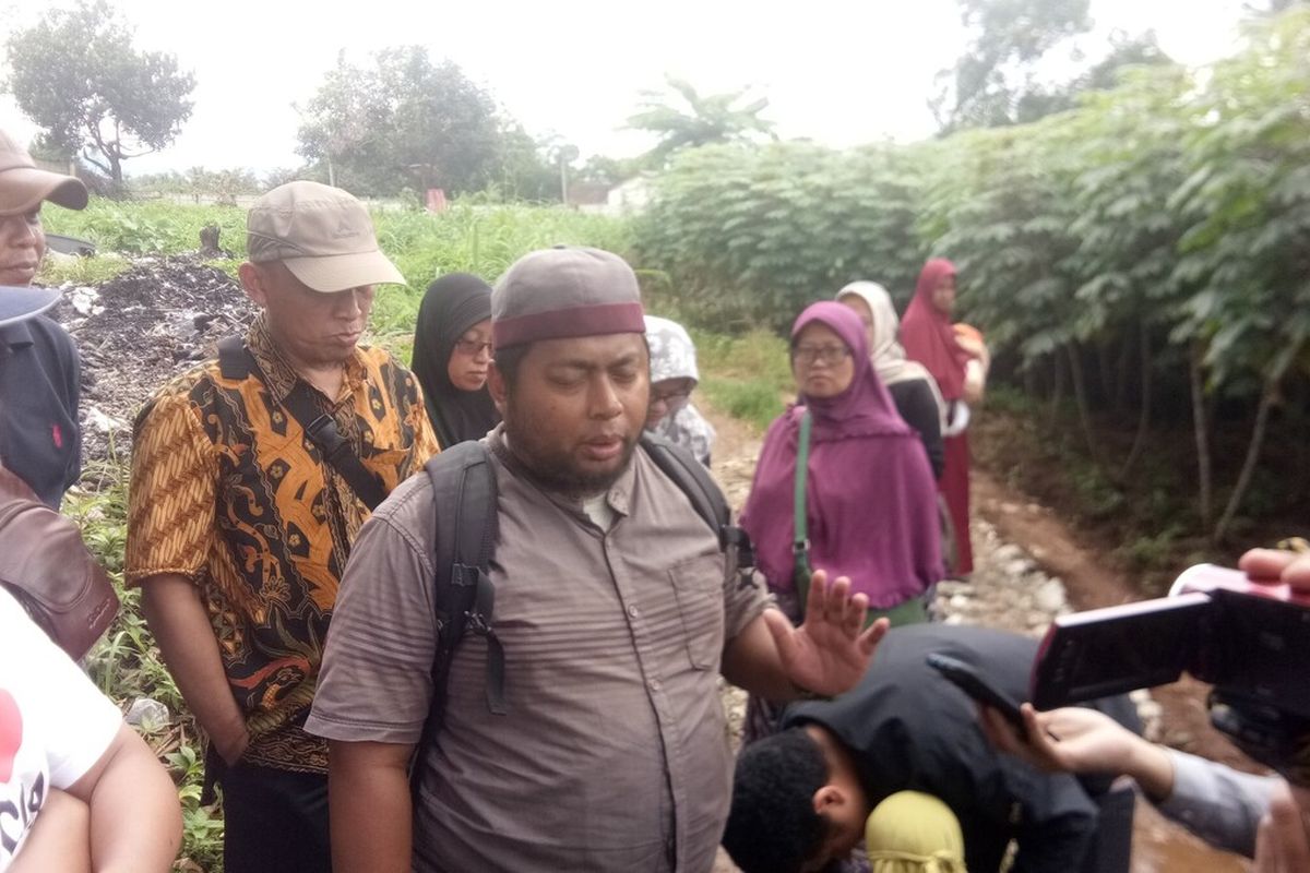 Sejumlah korban penipuan perumahan syariah Quranic Residence saat mendatangi lokasi lahan yang diduga fiktif di wilayah Kemang, Kabupaten Bogor, Kamis (5/3/2020).