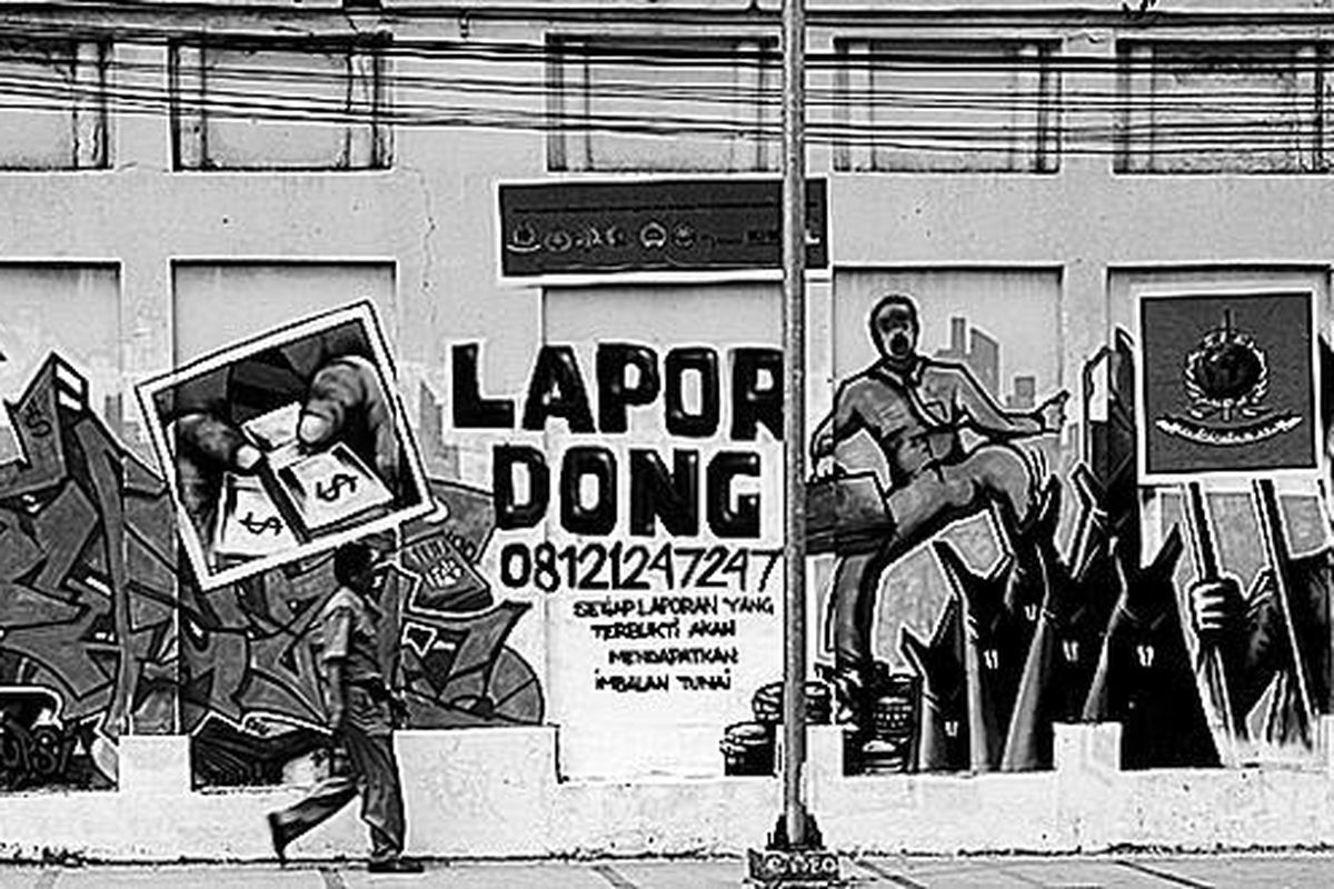 Mural antikorupsi menghiasi dinding di Jalan Tamblong, Kota Bandung, Jawa Barat, Senin (1/9). Hiasan mural ini menjadi salah satu media untuk menyosialisasikan gerakan antikorupsi dan kejahatan lain kepada masyarakat. Mural itu dilengkapi dengan nomor telepon pengaduan ke Tim Koordinasi Interpol Indonesia, yang terdiri dari Polri, kejaksaan tinggi, Komisi Pemberantasan Korupsi, Badan Narkotika Nasional, dan sejumlah lembaga lainnya.  