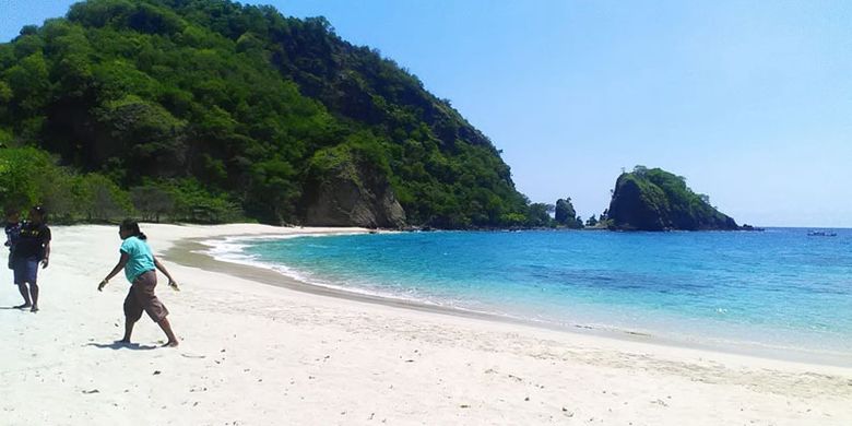 Pantai Koka di Kabupaten Sikka, Pulau Flores, Nusa Tenggara Timur, Selasa (8/1/2019).