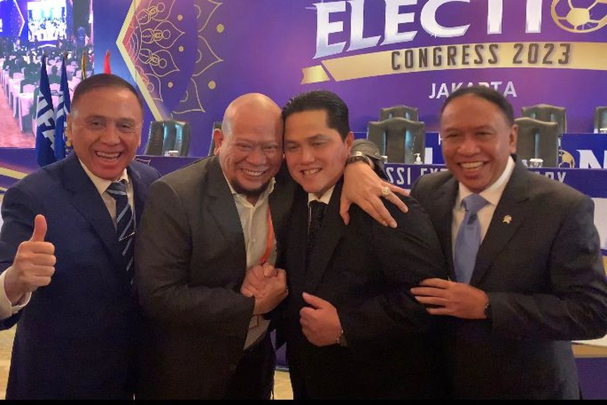 Dua calon ketua umum PSSI, La Nyalla Mattaliti dan Erick Thohir (tengah) berpelukan di hadapan rekan media dan tamu yang hadir di KLB PSSI di Hotel Shangri-La, Sudirman, Tanah Abang, Jakarta Pusat, Kamis (16/2/2023). Erick Thohir resmi terpilih menjadi Ketua Umum PSSI periode 2023-2027 usai meraih 64 suara.

