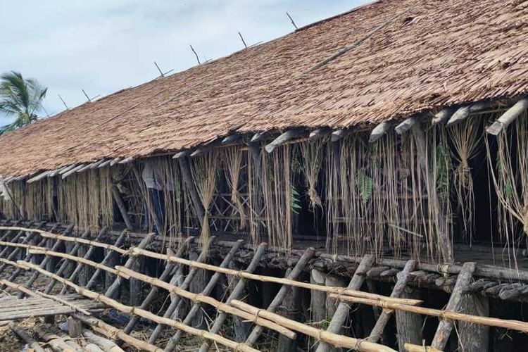 Rumah Jew yang merupakan Rumah Adat Suku Asmat. Tempat ini hanya boleh dimasuki oleh kamu laki-laki dan biasa digunakan untuk bermusyawarah, Asmat, Papua Selatan, Sabtu (25/2/2023)