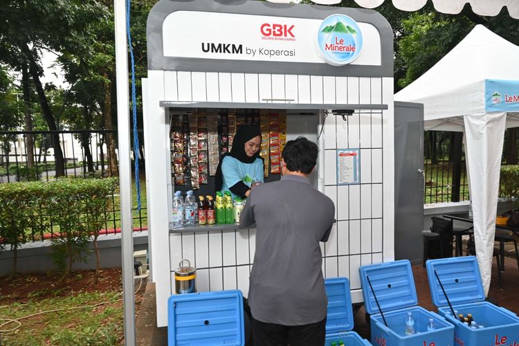 Le Minerale membagikan gerobak usaha kepada pelaku UMKM di kawasan Stadion Gelora Bung Karno (GBK), Senayan, Jakarta.