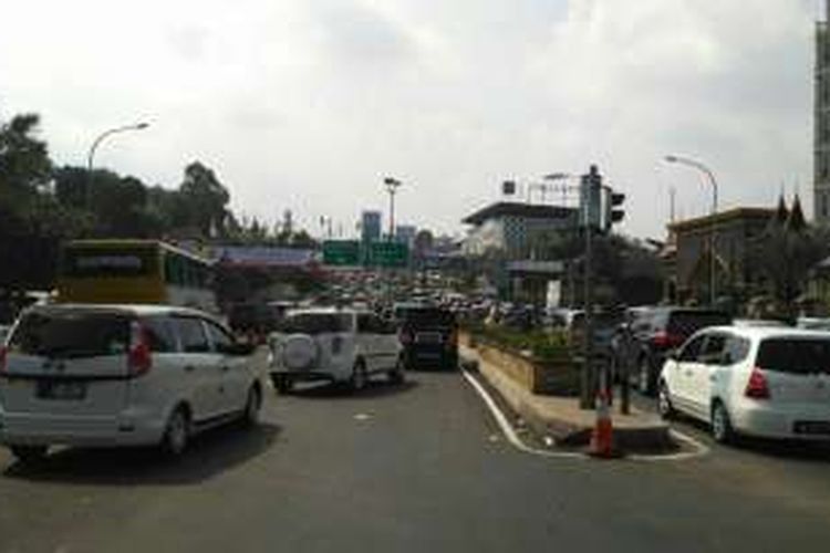 Antrian kendaraan roda empat di Simpang Gadog, Ciawi, Bogor. Jawa Barat mencapai 5 kilometer, Kamis (7/7/2016). 