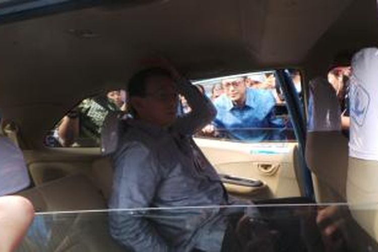 Gubernur DKI Jakarta Basuki Tjahaja Purnama bersama Direktur PT Blue Bird Tbk Andre Djokosoetono saat naik taksi Blue Bird jenis MPV, di Balai Kota, Kamis (20/8/2015). 