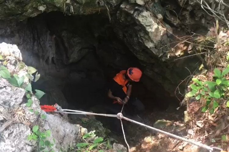 Goa Lele Karawang, lokasi  mahasiswa Unsika yang terjebak di dalam gua saat sedang melaksanakan kegiatan mapala. Dari delapan mahasiswa Unsika yang terjebak, lima selamat dan tiga meninggal dunia. 