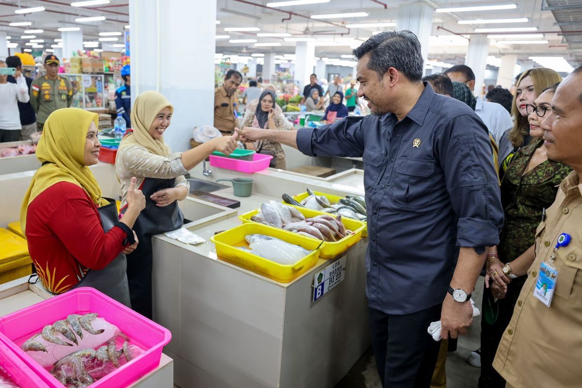 Menteri Usaha Mikro, Kecil, dan Menengah (UMKM), Maman Abdurrahman meminta pengusaha UMKM untuk segera mengadopsi teknologi digital demi meningkatkan produktivitas dan daya saing. Hal ini seperti yang disampaikan oleh Maman saat meresmikan Pasar Umum Negara di Kabupaten Jembrana, Bali, Senin (25/11/2024).