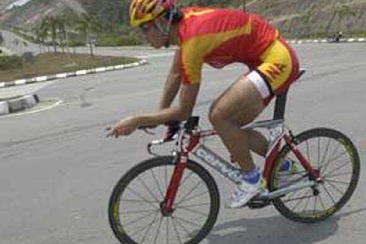 Kerusakan di Jalan HM Rifaddin tidak menyurutkan niat pebalap asal China berlatih untuk Kejuaraan Balap Sepeda Trek dan Jalan Raya Asia ke-29 di Kota Samarinda, Kalimantan Timur, Selasa (11/8). Jalan HM Rifaddin tidak mulus meskipun diklaim oleh panitia pelaksana tetap layak untuk penyelenggaraan lomba kategori jalan raya 14-18 Agustus 2009.