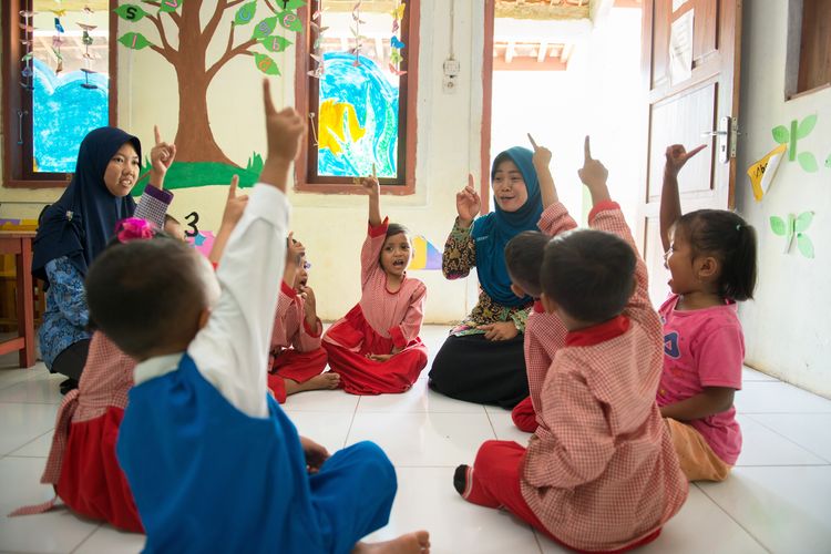 Ilustrasi anak-anak PAUD sedang belajar di taman kanak-kanak.