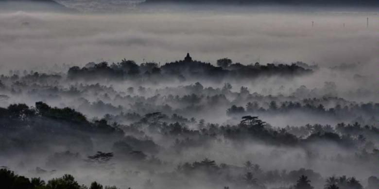 Kabut pagi menyelimuti Candi Borobudur dilihat dari atas bukit yang disebut Punthuk Setumbu, sekitar 3 kilometer barat Candi Borobudur, Magelang, Jawa Tengah.