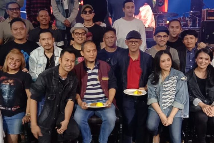 Sejumlah penyanyi yang tergabung dalam proyek The Legends di bawah label musik RANS Musik berpose di The Pallas, SCBD, Jakarta Selatan, Jumat (6/7/2019).