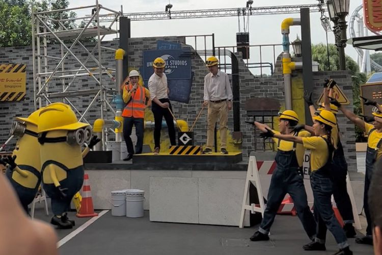 Suasana peletakan batu pertama pembangunan Minion Land di Universal Studio Singapura (USS), Kamis (26/5/2022). Minion Land akan menjadi sebuah wahana baru di Universal Studio Singapore, yang nantinya dipenuhi dengan karakter dan pernak-pernik serba minion. Wahana ini akan menggantikan spot Madagascar.