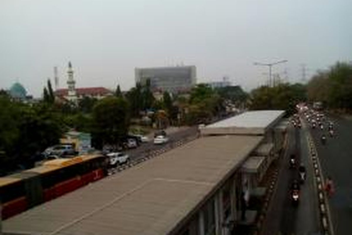 Dua bus transjakarta tertangkap tengah berhenti tanpa alasan yang jelas di Halte BKN, Cawang, Jakarta Timur, Kamis (7/10/2015). Menurut masyarakat sekitar, kawasan tersebut sering dijadikan tempat mangkal awak-awak bus untuk beristirahat, termasuk awak bus transjakarta.