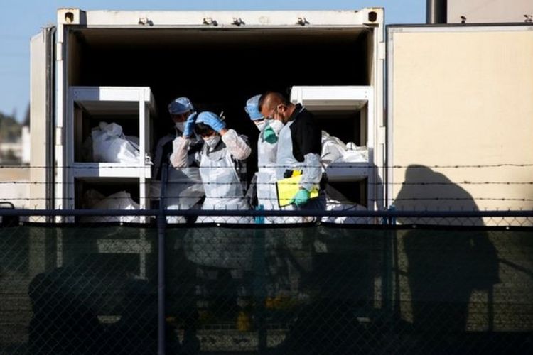 Para tahanan dikerahkan untuk bekerja di truk-truk penyimpan jenazah di El Paso, kota yang menjadi salah satu pusat wabah Covid-19 di Amerika Serikat (As).