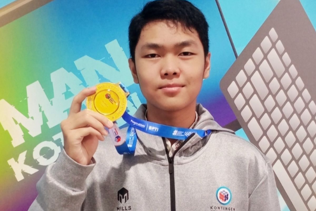 Ahmad Kautsar Al Ramadani (16), siswa Kelas 11 IPA MAN 2 Kota Malang meraih medali emas dalam ajang Olimpiade Sains Nasional (OSN) 2025 bidang Kimia.