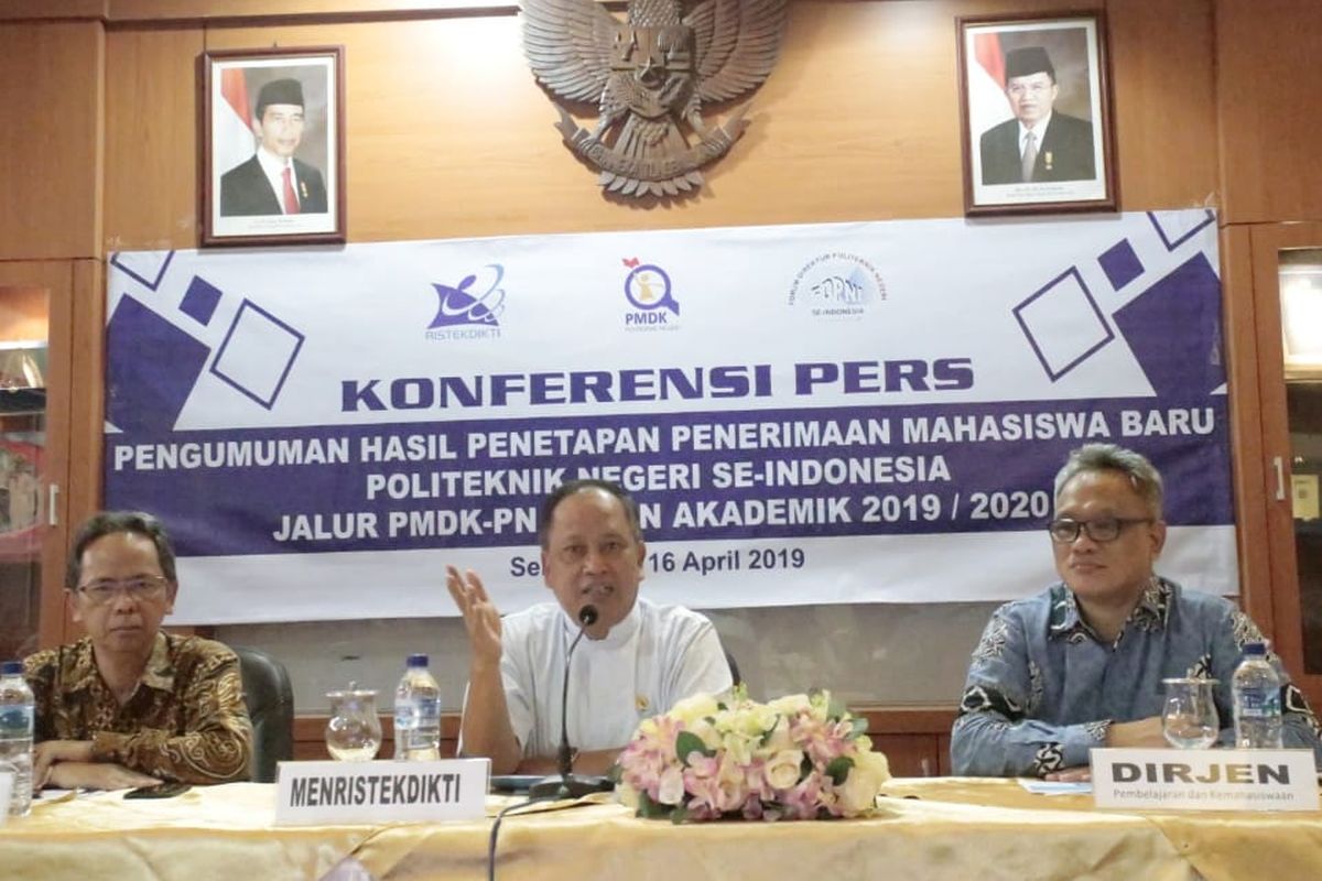 Menteri Riset, Teknologi dan Pendidikan Tinggi (Menristekdikti) Mohamad Nasir dalam konferensi pers Pengumuman Hasil PMDK-PN 2019 di Politeknik Negeri Semarang, Semarang (16/4/2019).