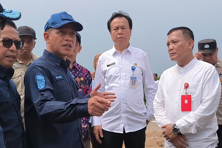 Geramnya Menteri LH Lihat TPA Jatiwaringin Diselimuti Asap Sampah yang Terbakar