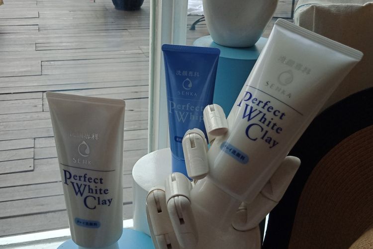 Senka Perfect White Clay bersama produk facial wash terdahulu Senka, yakni Perfect Whip saat diperkenalkan pada acara gathering di Jakarta, Senin (4/6/2018).