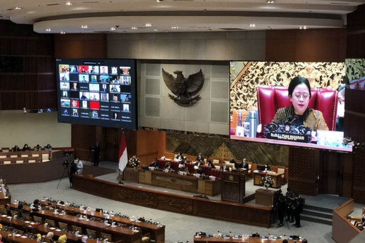 Ketua DPR RI Puan Maharani membuka rapat paripurna DPR RI di Kompleks Parlemen Senayan, Jakarta, Selasa (21/3/2023). 