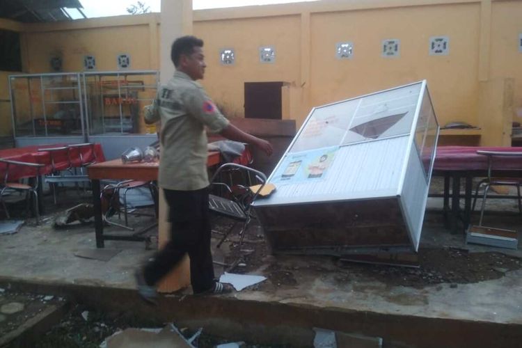 Lokasi kerusakan bangunan di Politeknik Akademi Komunitas Negeri (AKN) Banyuasin akibat dihantam angin puting beliung.