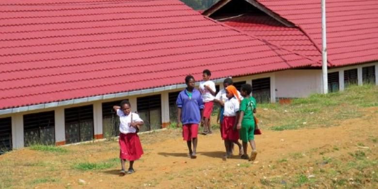 Sejumlah siswa SD Inpres Tiom pulang dari sekolahnya di Kabupaten Lanny Jaya, Papua.  
