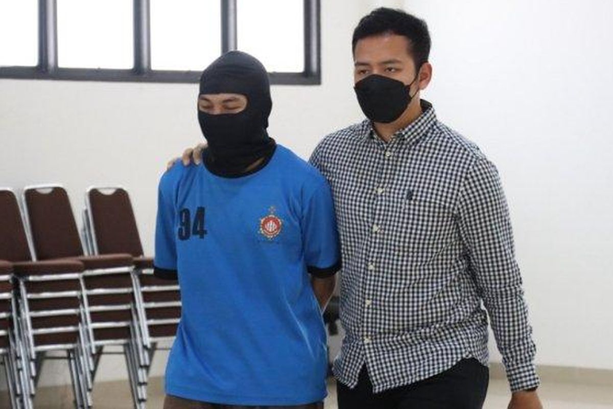 
Sat Reskrim Polres Bogor berhasil meringkus seorang pria berinial SH di Ciseeng, Kabupaten Bogor pada Rabu (28/9/2022). 
