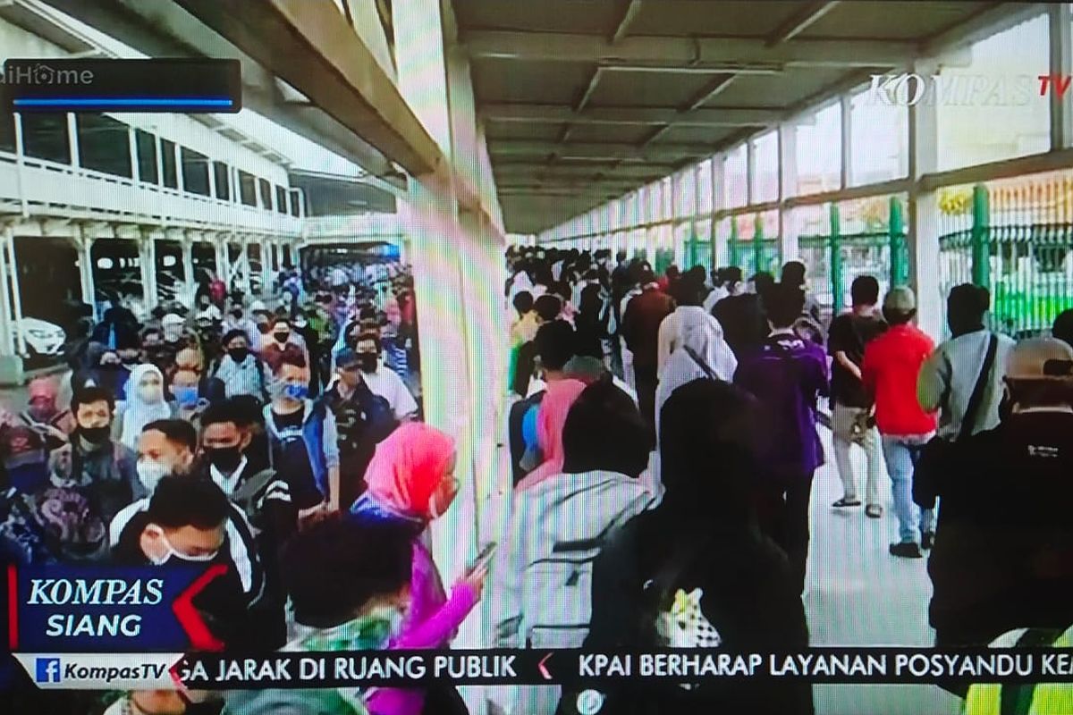 Antrean calon penumpang Kereta Rel Listrik ( KRL) Commuter Line tujuan Jakarta di Stasiun Bogor pada Senin (22/6/2020) pagi masih sangat panjang, tetapi terlihat tertib dan rapi.