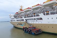 Cerita Petugas PPSU Kerja hingga Dini Hari, Bersihkan Sampah Sisa Misa Malam Natal