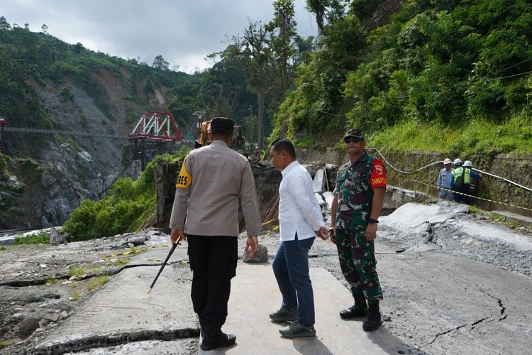 Bupati Lumajang Thoriqul Haq meninjau jalan ambles di perbukitan Piket Nol Lumajang