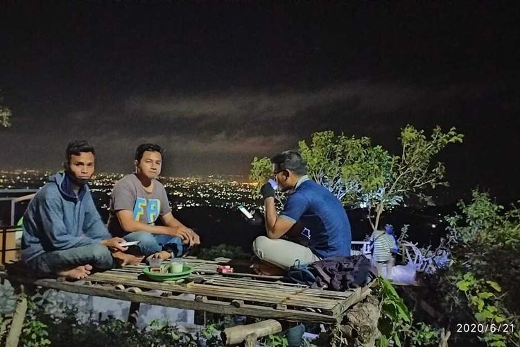 Salah seorang wisatawan saat berswafoto di bukit Bengkaung