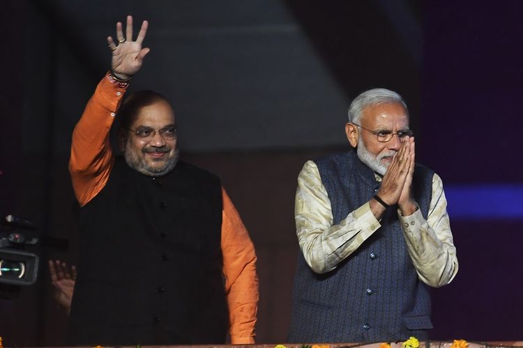 Perdana Menteri India Narendra Modi (kanan) didampingi Presiden Partai Bharatiya Janata (BJP) saat menyampaikan deklarasi kemenangan di markas partai di New Delhi, Kamis (23/5/2019).
