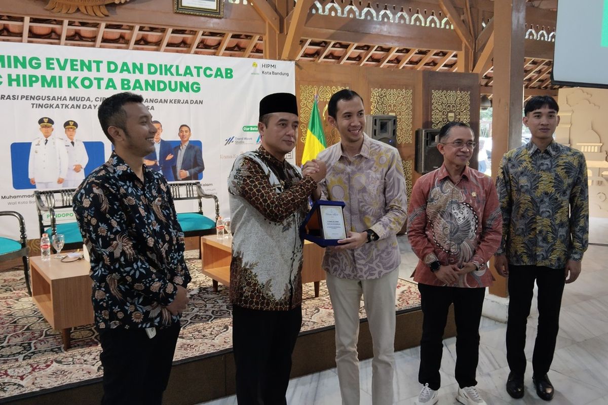 Wakil Wali Kota Bandung, Erwin bersama Ketua BPC HIPMI Kota Bandung, Ibrahim Imaduddin Islam dalam kegiatan Welcoming Event dan Diklatcab BPC HIPMI Kota Bandung di Pendopo Kota Bandung, Jalan Dalemkaum, Kota Bandung, Minggu (29/6/2025).
